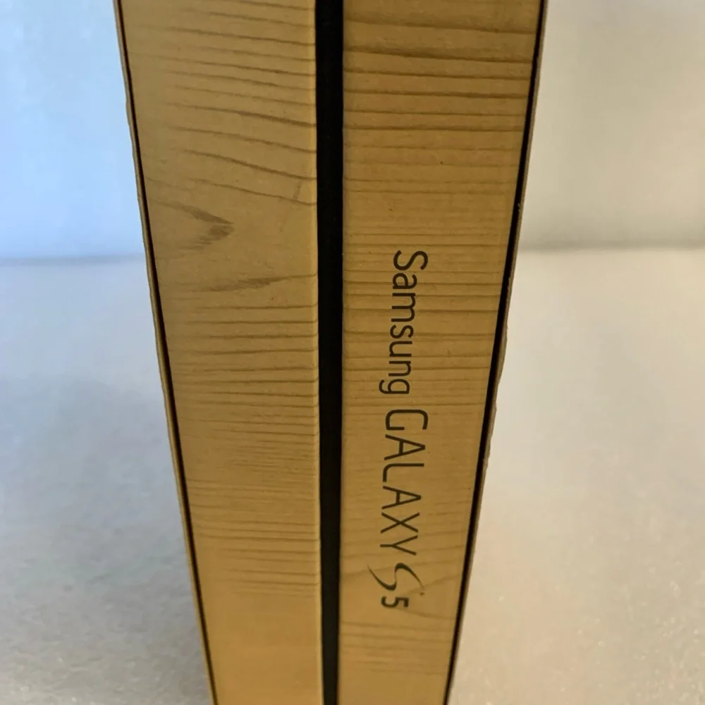 Samsung Galaxy S5 Packaging in Tan